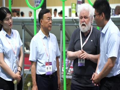 光生万物 一机绝尘丨天意科技智能光伏清洁机器人亮相SNEC 2025